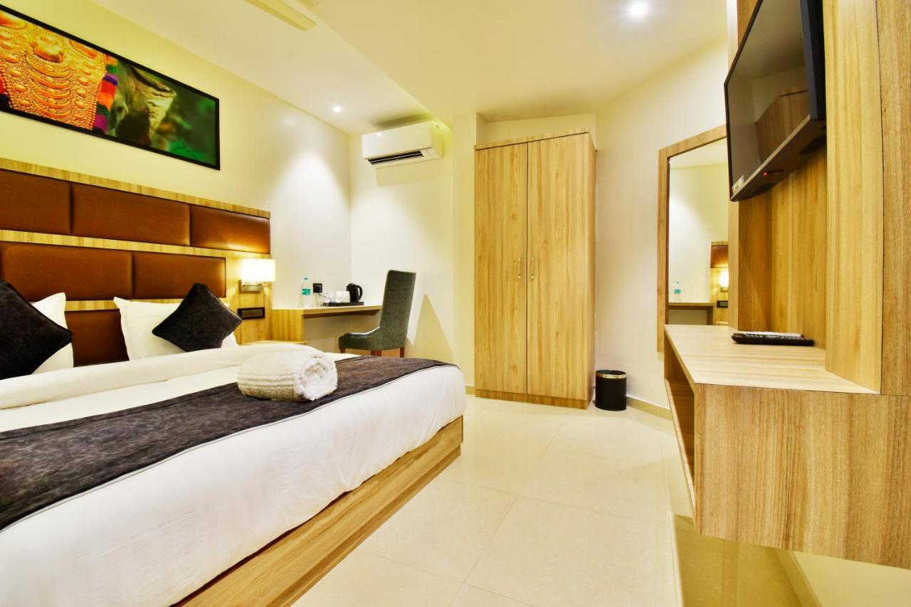 Aura One Hotel Kochi Dış mekan fotoğraf