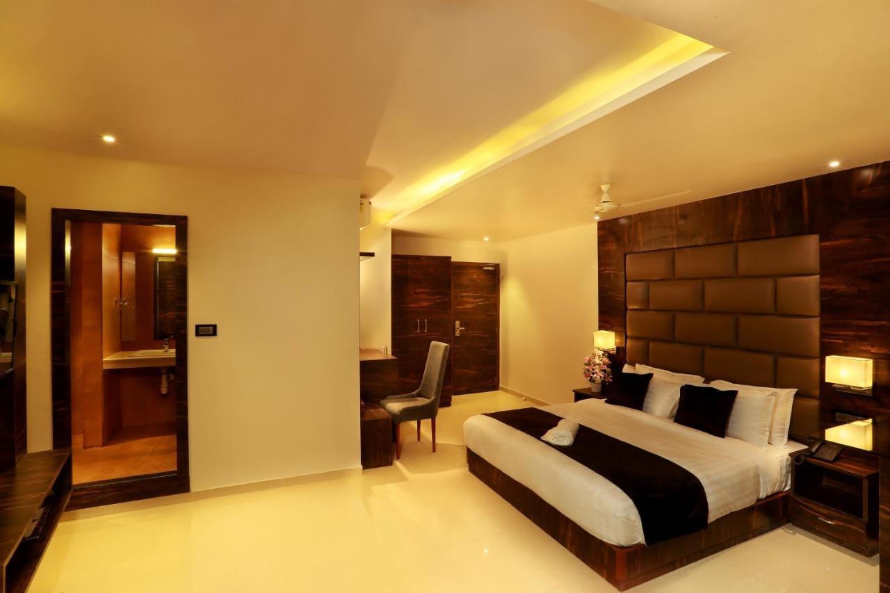 Aura One Hotel Kochi Dış mekan fotoğraf